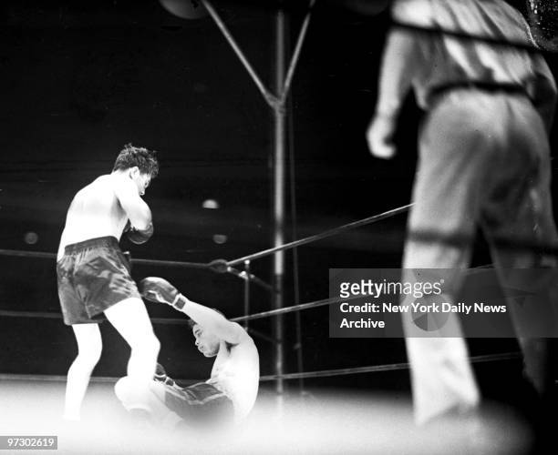 Joe Louis versus Max Schmeling I, A fourth-round forecast of what was to come. Schmeling's powerful right has caught the Bomber flush on the button...