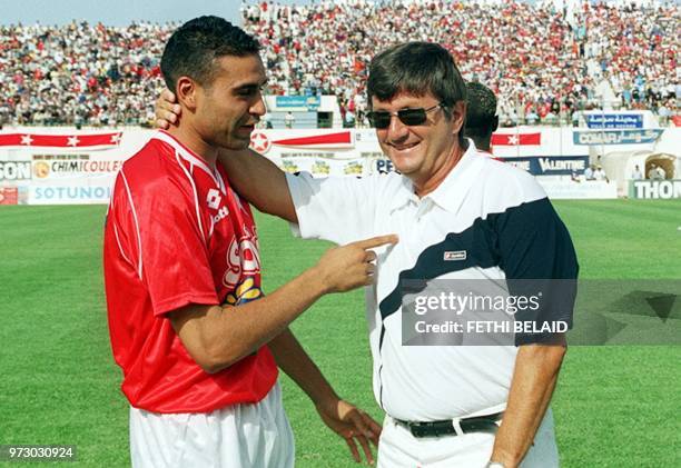 Entraîneur français de l'équipe tunisienne de l'Etoile Sportive de Sahel , Evika Todorov , parle le 20 juin 2001 avec son milieu de terrain et ballon...