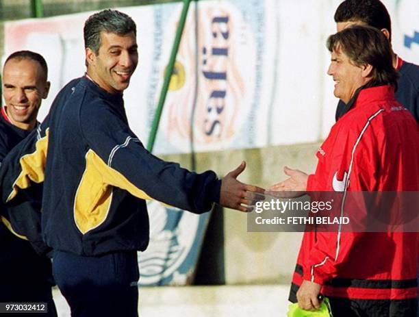 L'entraîneur français de l'équipe de football de Tunisie Henri Michel salue le capitaine de l'équipe Chokri El Ouaer , le 27 novembre 2001 au stade...