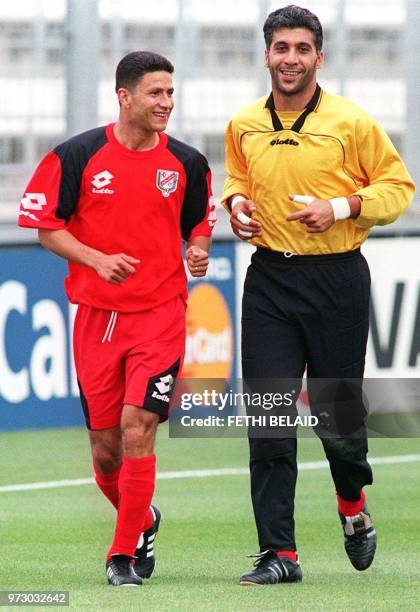 Le capitaine de l'équipe de Tunisie , Chokri El Ouaer et Zoubeir Beya s'échauffent, lors de la dernière séance d'entrainement au stade Vélodrome de...