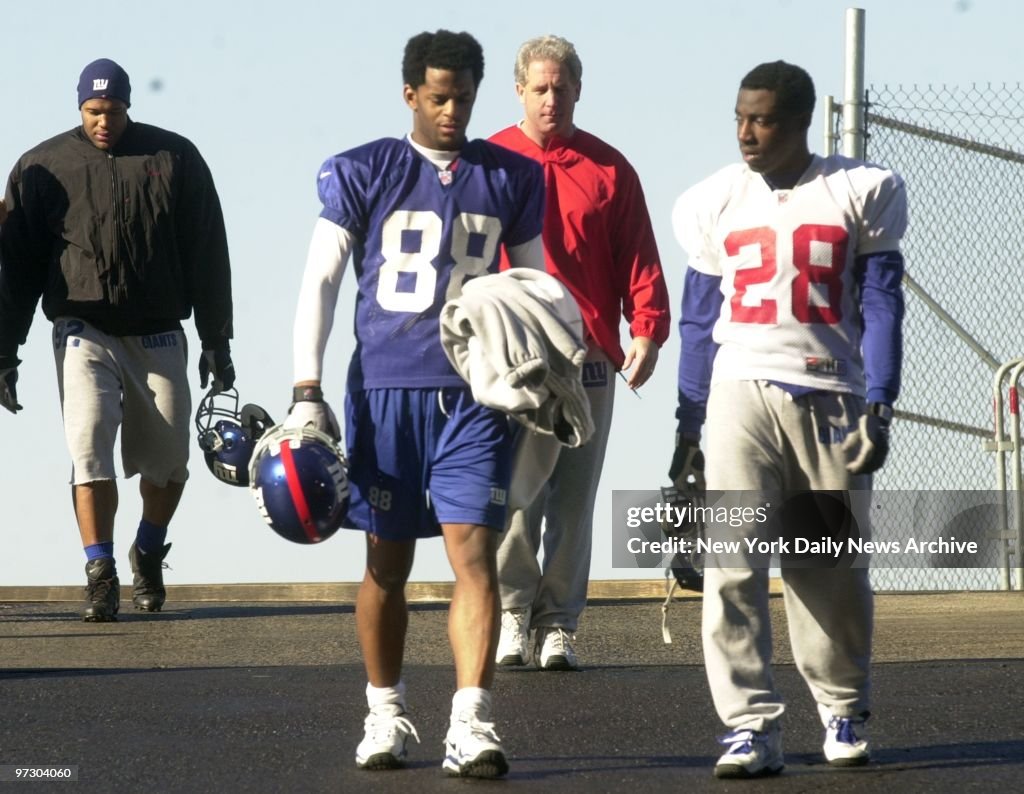 New York Giants' Michael Strahan, Ike Hilliard, coach John F