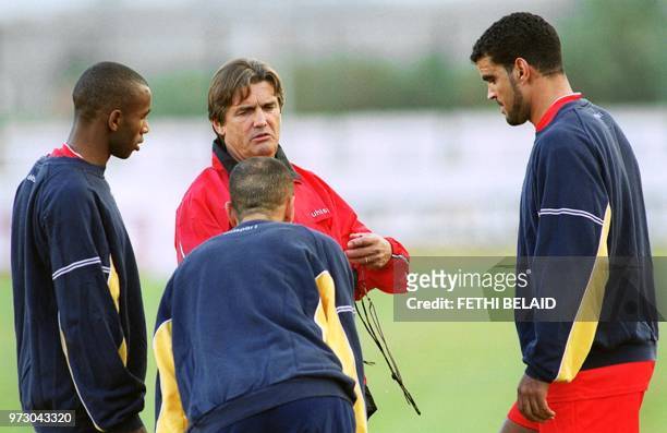 L'entraîneur français de l'équipe de football de Tunisie, Henri Michel donne des instructions, le 27 novembre 2001 au stade de La Marsa à Tunis, aux...