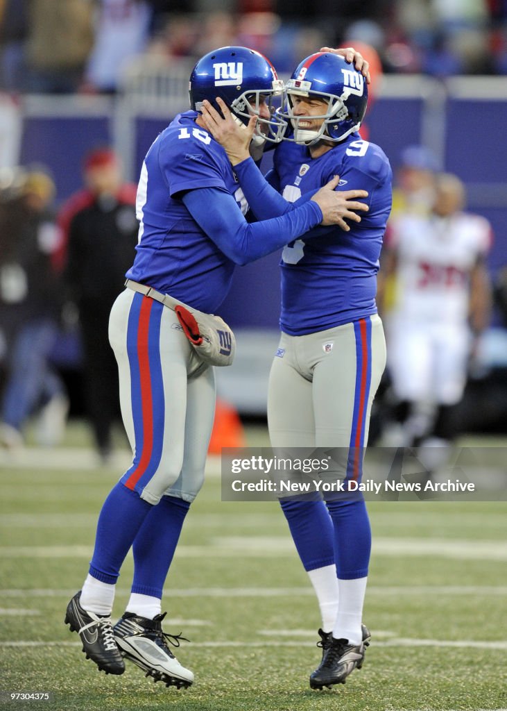 New York Giants placekicker Lawrence Tynes (r.) kicks field