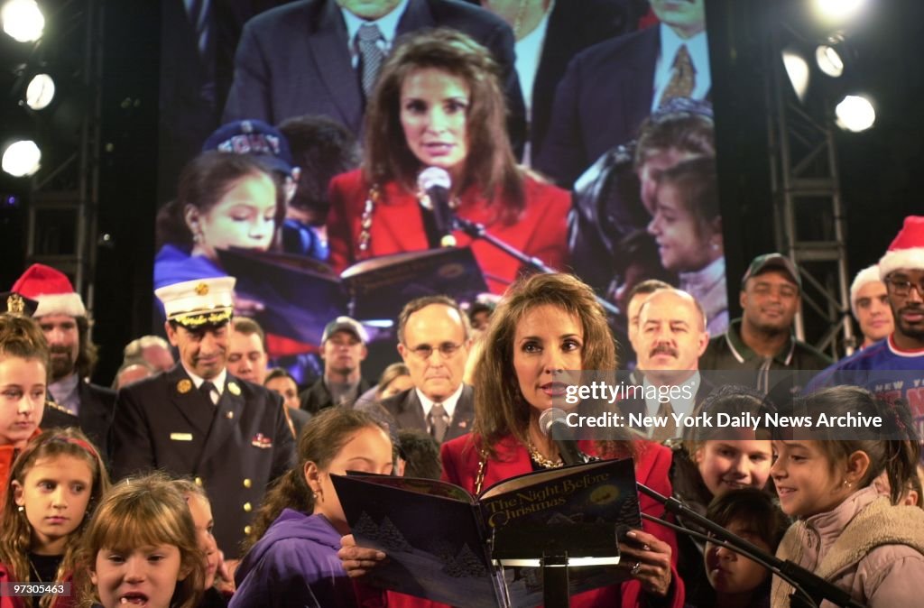 Soap star Susan Lucci reads "Visit From St. Nicholas" ("'Twa