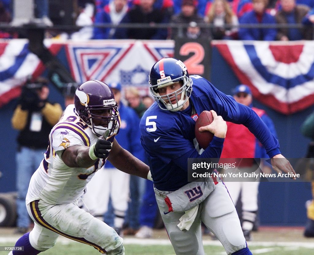 New York Giants' quarterback Kerry Collins eludes the grasp 