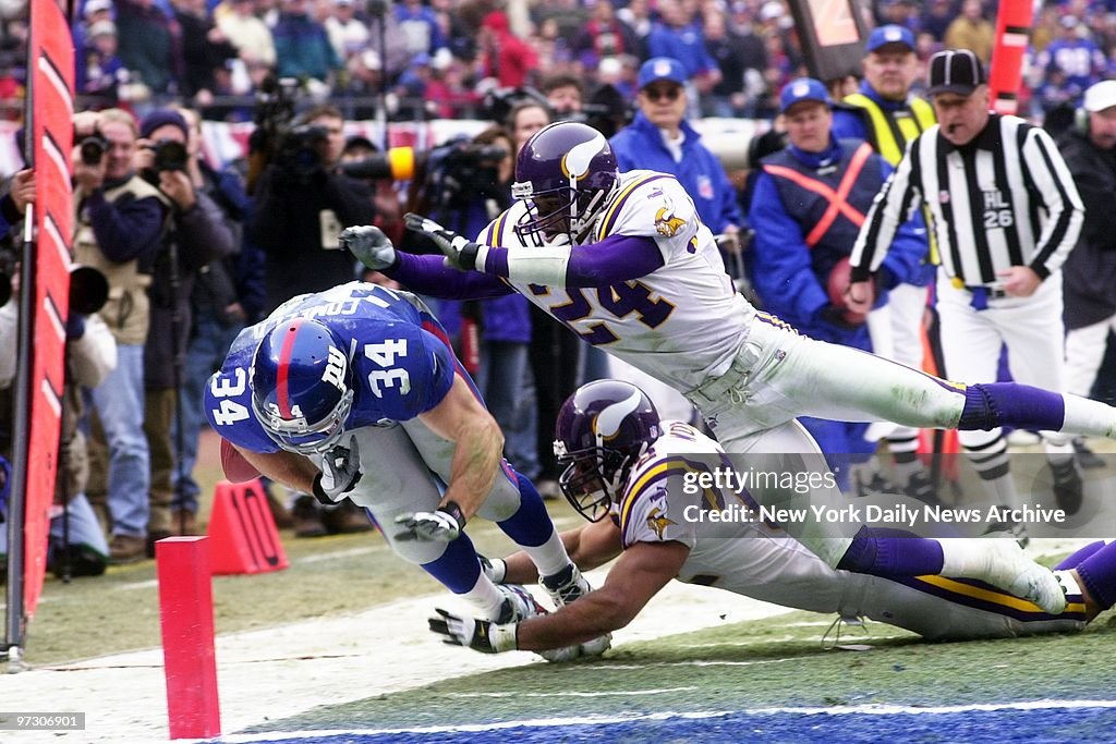 New York Giants' running back Greg Comella crosses the goal 