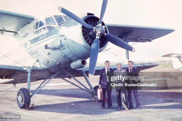 vliegtuigen bemanning tegen antonov an-2 op luchthaven oest-ilimsk, 80 's. - irkutsk stockfoto's en -beelden