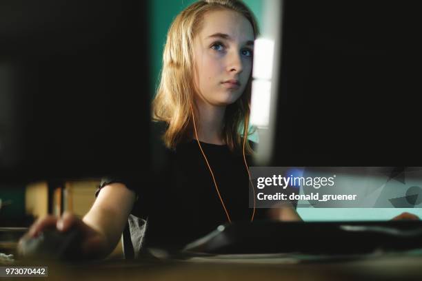 Computer Girl With Single Pc Girl Photos and Premium High Res Pictures - Getty Images