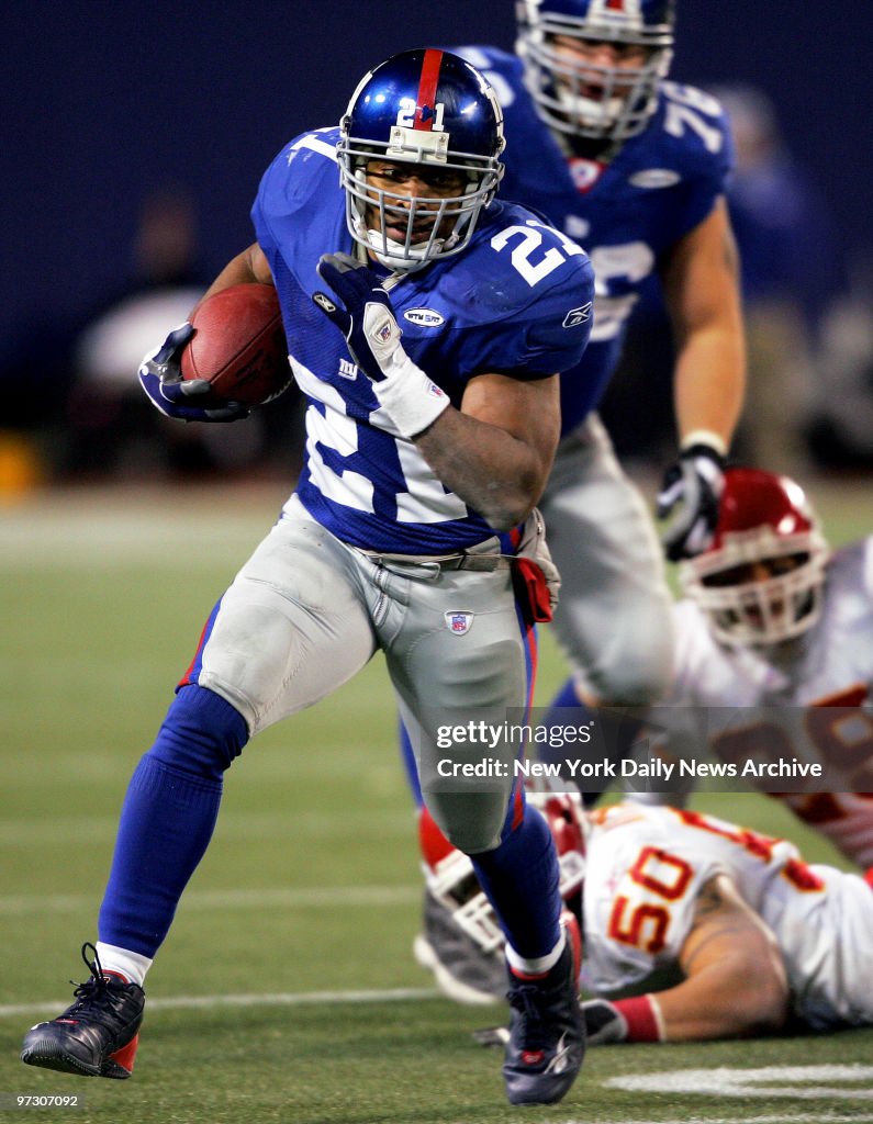 New York Giants' running back Tiki Barber leaves Kansas City
