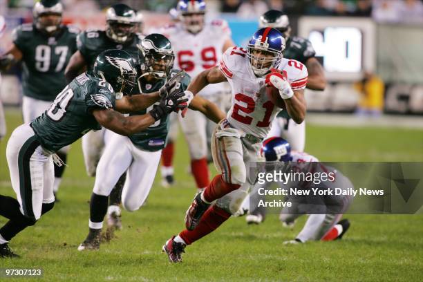 New York Giants' running back Tiki Barber makes a 44 yard run to set up a field goal at the end of the second quarter of the NFC wild-card game...