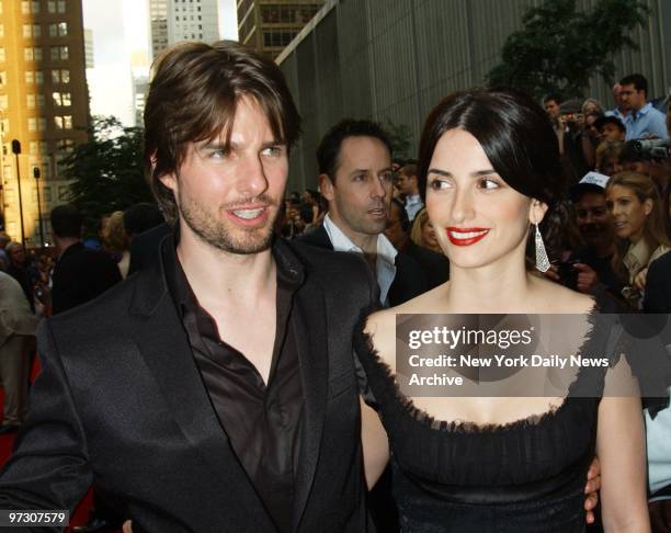 Tom Cruise and Penelope Cruz arrive for the premiere of the movie "Minority Report" at the Ziegfeld Theater. He stars in the film.
