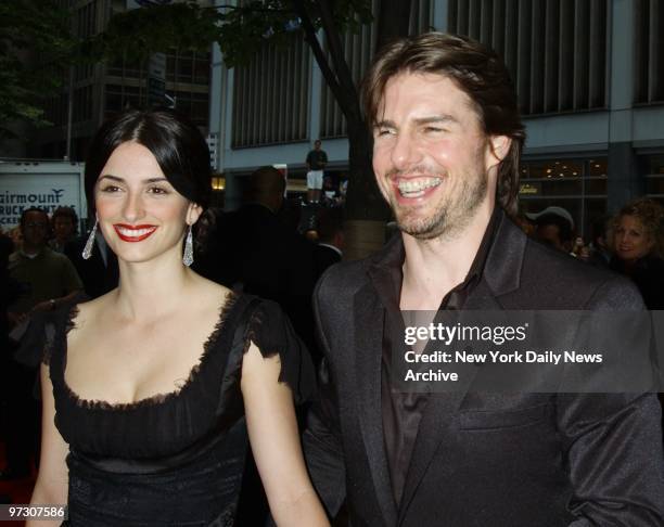 Tom Cruise and Penelope Cruz arrive for the premiere of the movie "Minority Report" at the Ziegfeld Theater. He stars in the film.