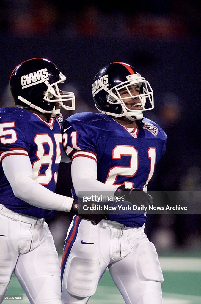 New York Giants' Tiki Barber (righrt) is congratulated by Da