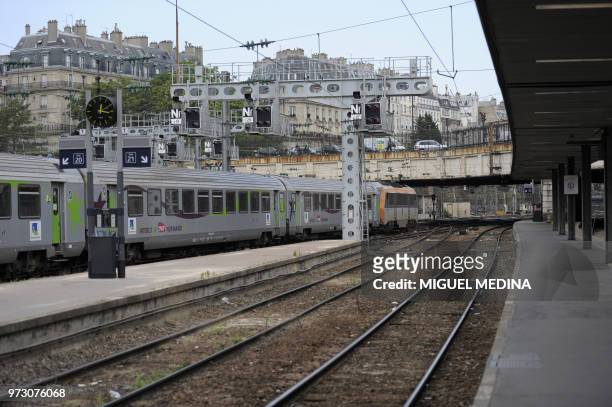 Photo prise le 10 juillet 2010, de feux de signalisation ferroviaire au-dessus des voies de la gare Saint-Lazare, à Paris. Le trafic au départ et à...
