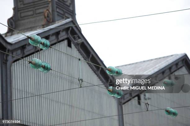 Photo prise le 10 juillet 2010, de câbles électriques assurant l'alimentation des feux de signalisation ferroviaire, à la gare Saint-Lazare, à Paris....