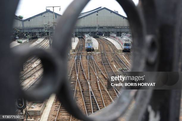Photo prise le 08 avril 2010 de la gare Saint-Lazare à Paris, au 2e jour d'une grève nationale à la SNCF à l'appel de la CGT et de Sud-Rail. Le...