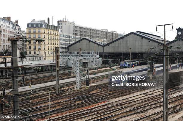 Photo prise le 08 avril 2010 aux abords de la gare Saint-Lazare à Paris, au 2e jour d'une grève nationale à la SNCF à l'appel de la CGT et de...