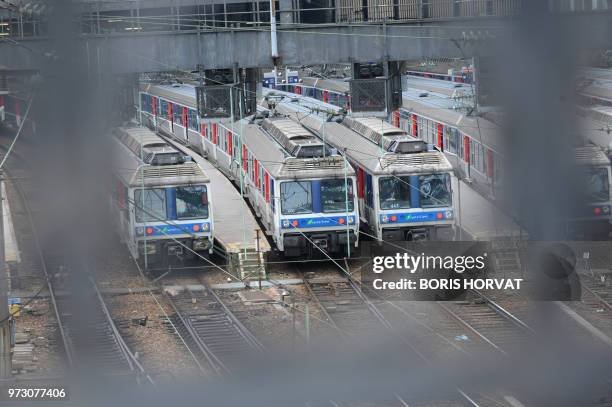 Photo prise le 08 avril 2010 aux abords de la gare Saint-Lazare à Paris, au 2e jour d'une grève nationale à la SNCF à l'appel de la CGT et de...