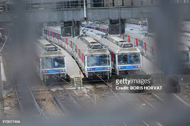 Photo prise le 08 avril 2010 aux abords de la gare Saint-Lazare à Paris, au 2e jour d'une grève nationale à la SNCF à l'appel de la CGT et de...