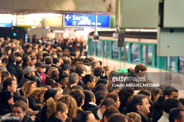 Des personnes attendent un métro sur un quai de la station Gare Saint-Lazare, le 11 décembre 2009 à Paris. La RATP a renforcé plusieurs lignes de...
