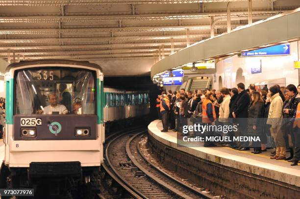 Des personnes attendent un métro sur un quai de la station Gare Saint-Lazare, le 11 décembre 2009 à Paris. La RATP a renforcé plusieurs lignes de...