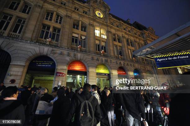 Plusieurs dizaines de personnes sont rassemblées, le 13 janvier 2009 devant la gare Saint-Lazare à Paris, suite au mouvement de grève spontané qui...