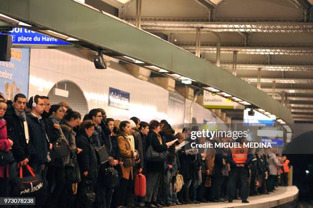 Des personnes attendent un métro sur un quai de la station Gare Saint-Lazare, le 11 décembre 2009 à Paris. La RATP a renforcé plusieurs lignes de...