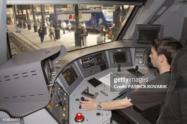 Un conducteur de train conduit une locomotive à son arrivée en gare Saint-Lazare à Paris, le 22 juin 2009. Malgré des rythmes de travail...