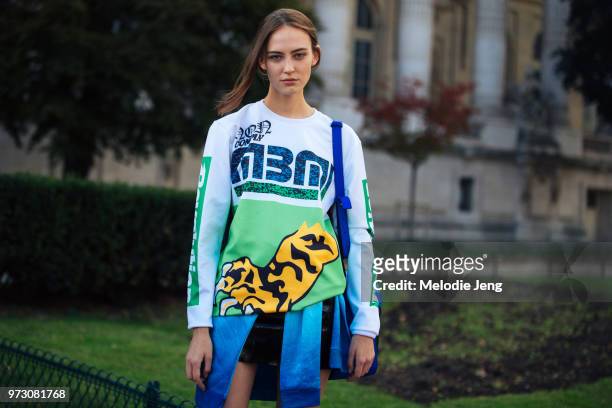 Model Ania Chiz wears a Marc Jacobs graphic top during Paris Fashion Week Spring/Summer 2018 on September 30, 2017 in Paris, France.