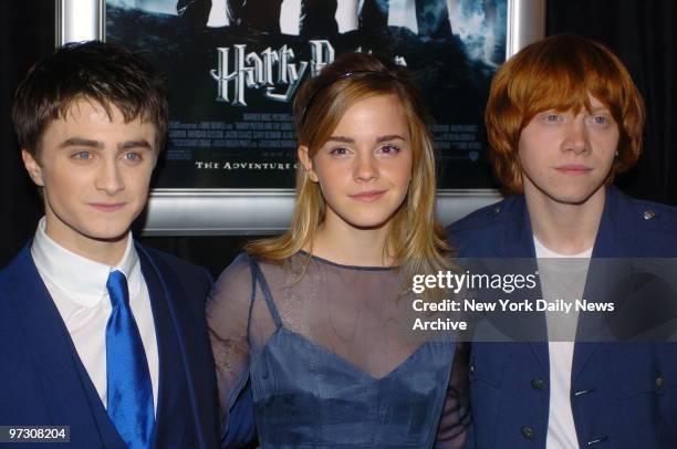 Daniel Radcliffe, Emma Watson and Rupert Grint get together during the New York premiere of "Harry Potter and the Goblet of Fire" at the Ziegfeld...