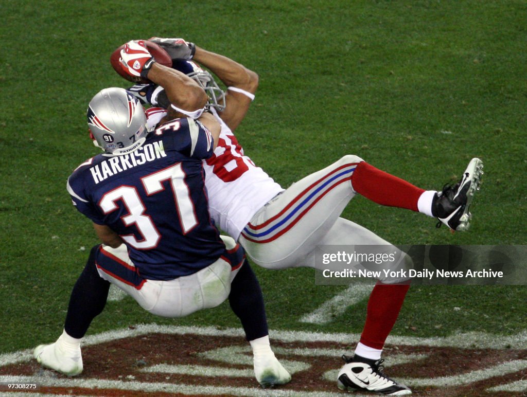 New York Giants' wide receiver David Tyree pins the ball to 