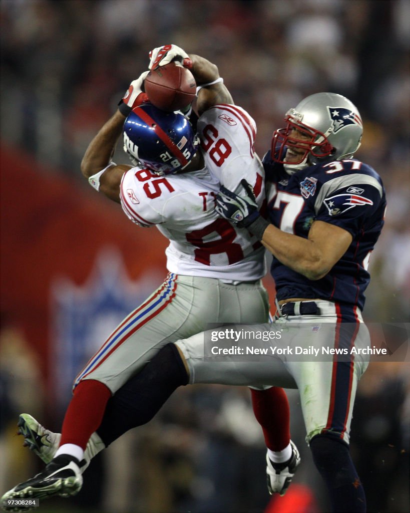 New York Giants' wide receiver David Tyree pins the ball to