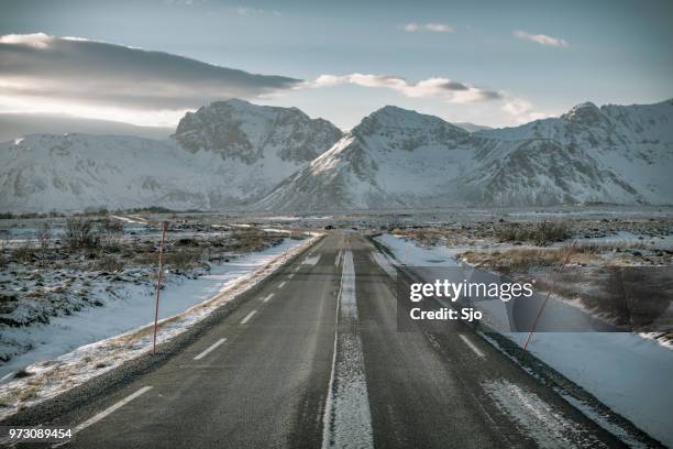 straße auf gimsøya island in den lofoten im winter - insel austvagoy stock-fotos und bilder