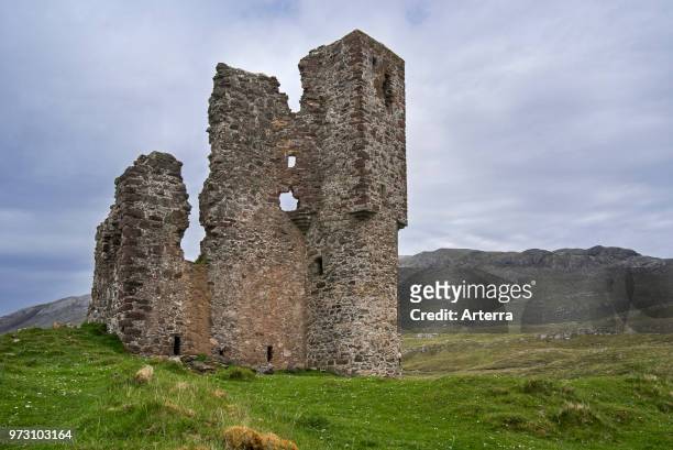 16th century Ardvreck Castle ruin at Loch Assynt in the Scottish Highlands, Sutherland, Scotland, UK.