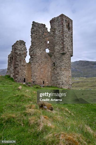 Tourists visiting 16th century Ardvreck Castle ruin at Loch Assynt in the Scottish Highlands, Sutherland, Scotland, UK.