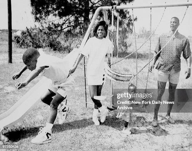 Darryl Strawberry of the Mets with wife Lisa and children.