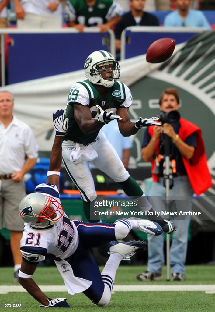 New York Jets wide receiver Jerricho Cotchery #89 catches a 