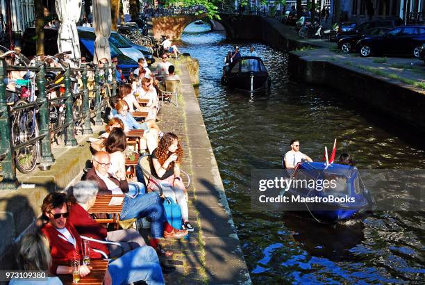 die sonnigsten terrasse ist kanal für einen sommertag. - kommunikationskanäle stock-fotos und bilder