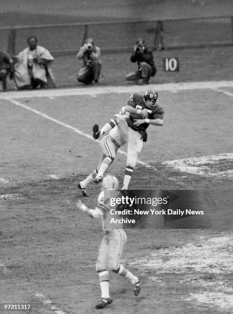 Giant quarterback Fran Tarkenton completes a 10-yard pass to Don Hermann during first period at Stadium yesterday. Ahead 14-12 at the half, the...