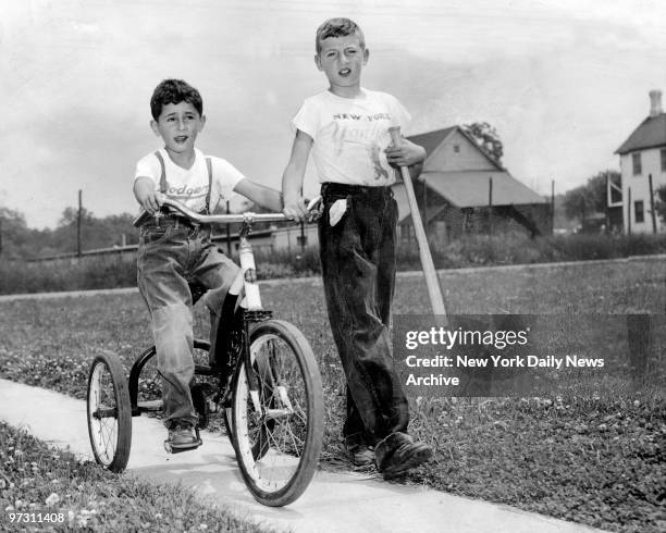 Juilius and Ethel Rosenberg childen, Robert Rosenberg and his brother Michael Rosenberg together and unaware of the courts ruling on their parents.