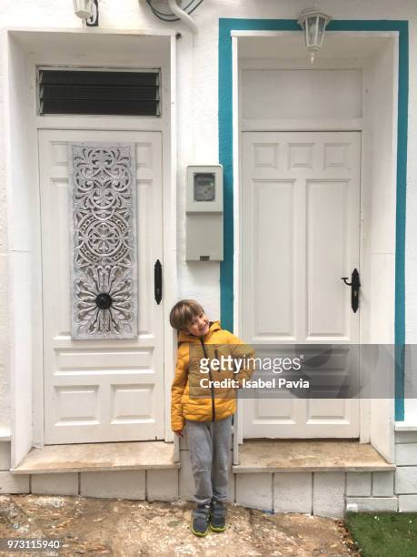 happy boy in front of his house - isabel pavia stock-fotos und bilder