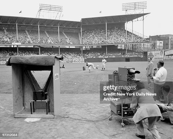Johnny Podres fires his fastball a cathode-ray oscillograph Johnny Podres fires his fastball a cathode-ray oscillograph