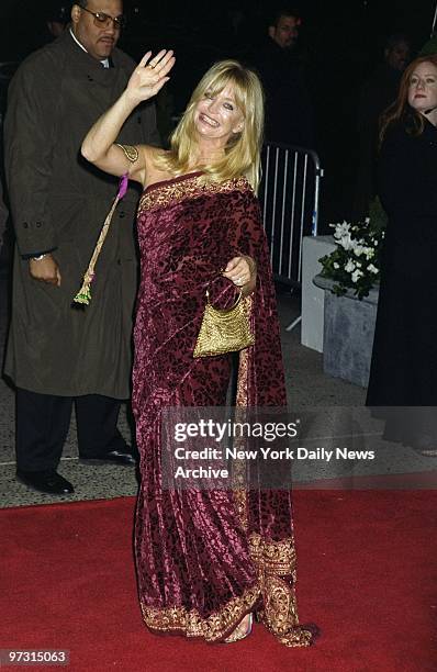 Goldie Hawn arrives at the Plaza Hotel for the wedding of Michael Douglas and Catherine Zeta-Jones.