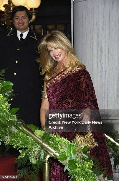 Goldie Hawn arrives at the Plaza Hotel for the wedding of Michael Douglas and Catherine Zeta-Jones.
