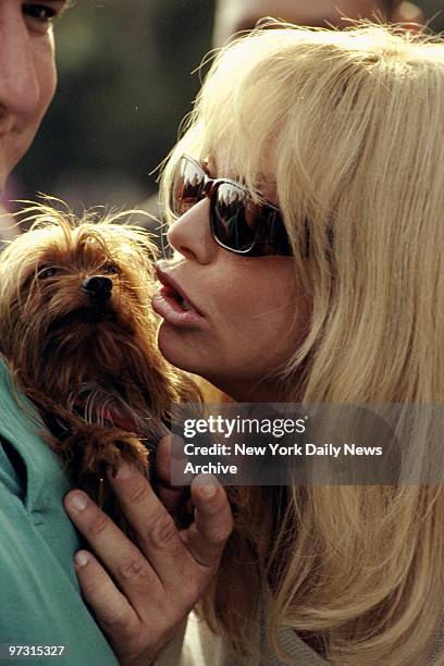 Goldie Hawn has a closeup with a pooch at filming of the movie "Town and Country" in Central Park.