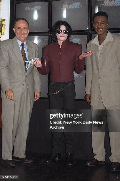 Mayor Rudy Giuliani, Michael Jackson and MTV VJ Bill Bellamy at Bryant Park restaurant for MTV media conference.