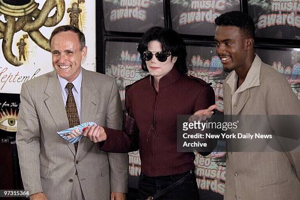 Mayor Rudy Giuliani, Michael Jackson and MTV VJ Bill Bellamy at Bryant Park restaurant for MTV media conference.