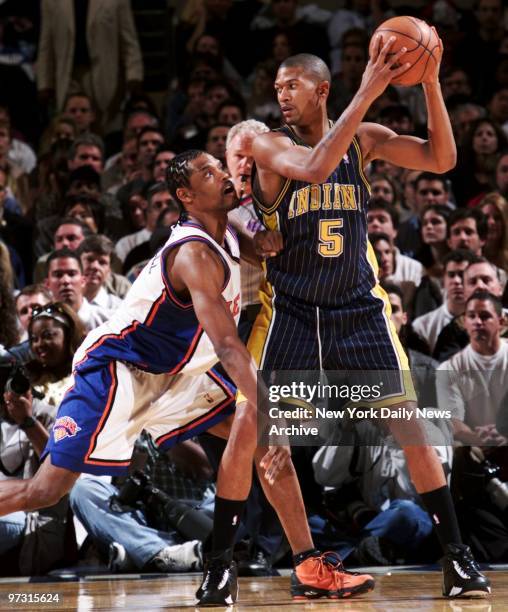 New York Knicks' Latrell Sprewell puts a tight cover on the Indiana Pacers' Jalen Rose in Game 4 of the NBA Eastern Conference finals at Madison...