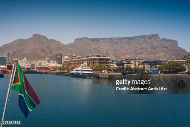 table mountain, cape town, south africa - cape town harbour stockfoto's en -beelden