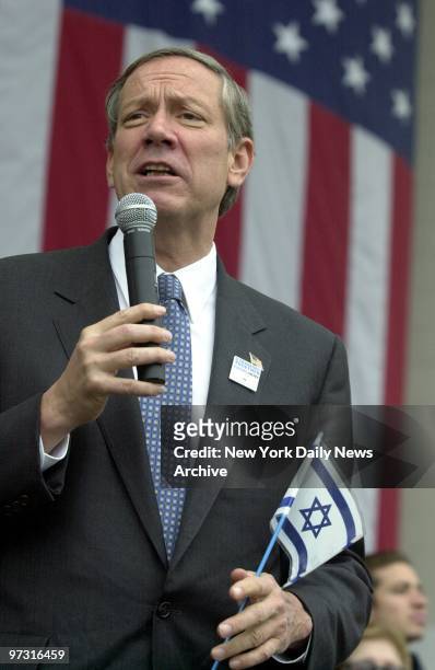 Gov. George Pataki addresses the nearly 5,000 people jammed into Seabreeze Park in Coney Island in support of Israel.
